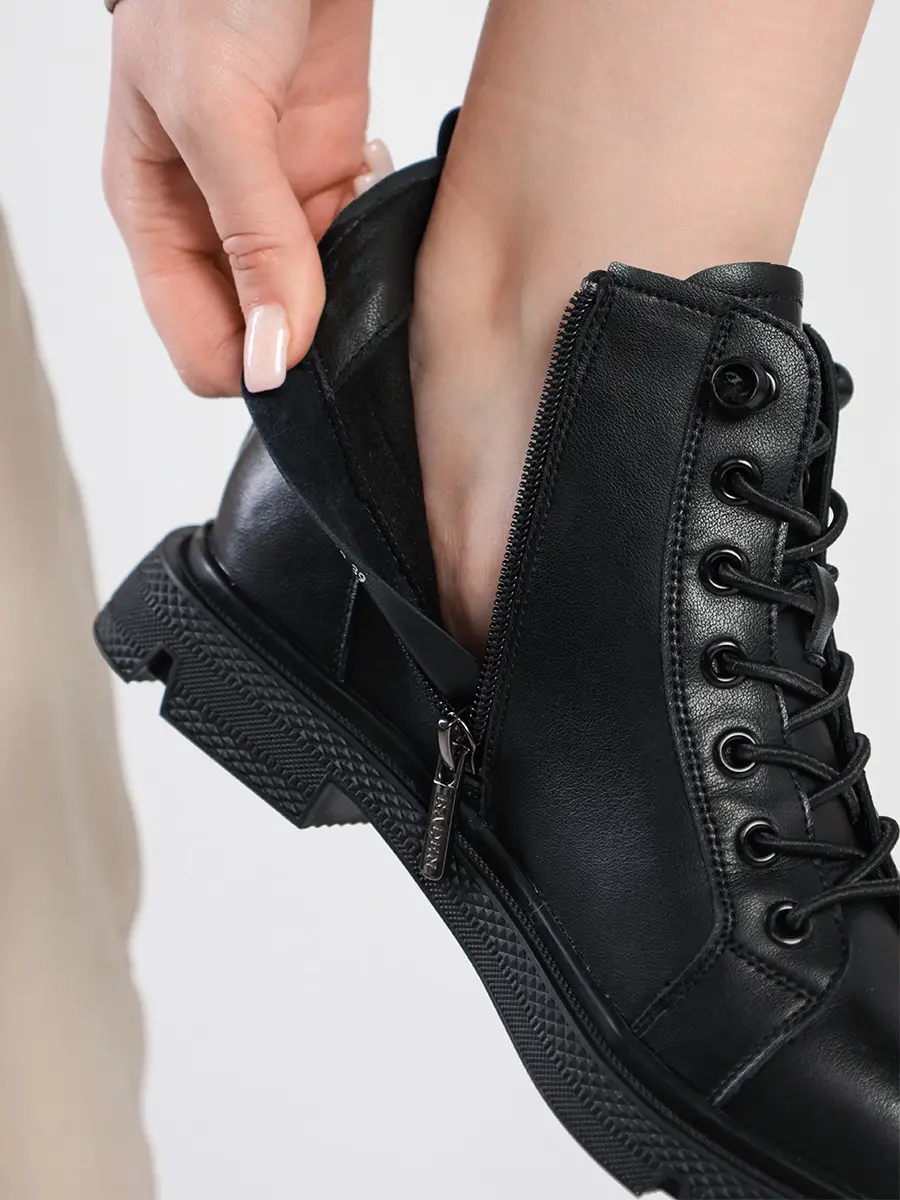 Ботинки черного цвета со шнуровкой и молнией